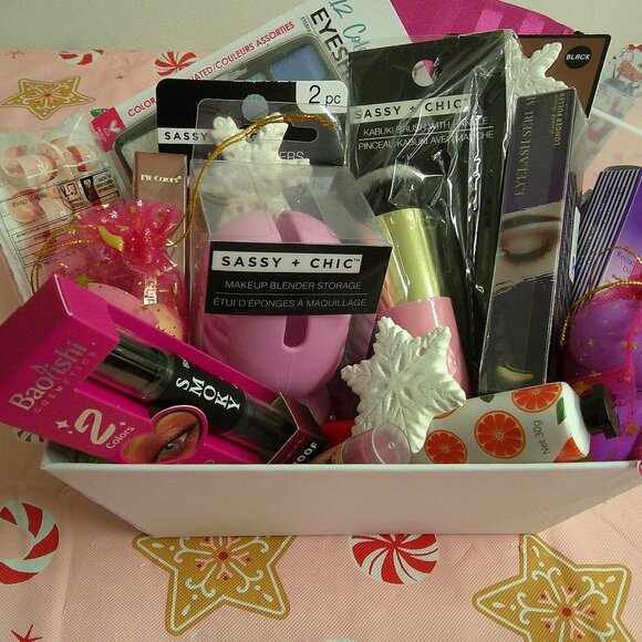 Merry & Matte - 21-Piece Christmas Makeup Gift Basket, Holiday Gifts for Her - Picture 2 of 6